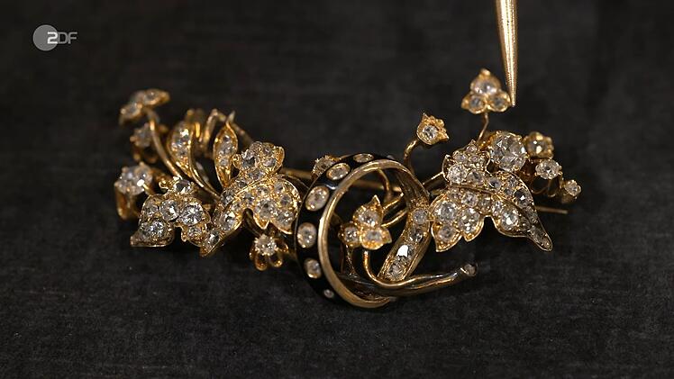 Die Goldbrosche mit 5,5 Karat Diamanten und Emaille aus den 1860er-Jahren hatte einen Wert von 3.000 bis 3.500 Euro. Bei 2.000 Euro wurden sich Sarah Schreiber und die Verk&auml;uferin einig.