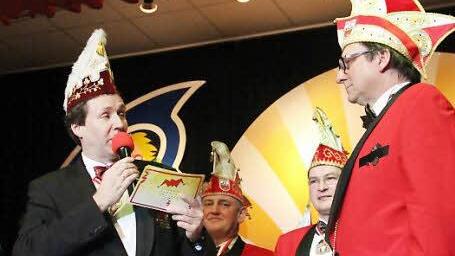 Marco Anderlik (links), Bezirkspräsident Oberfranken des Fastnacht-Verbands Franken, zeichnete beim ersten Kronacher Büttenabend am Freitag (von links) Walter Söhnlein, Dietrich Denzner und Konrad Peetz aus.