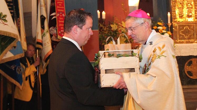 Günter Münch überreicht einen Geschenkkorb.