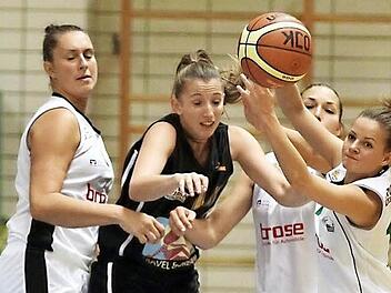 Die Bambergerinnen Johanna Beck, Svenja Zeis und Katharina Gr&ouml;ger (v.&nbsp;l.) nehmen Julia Obl&auml;nder in die Zange und klauen ihr den Ball. Foto: sportpress