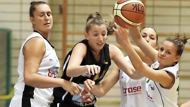 Die Bambergerinnen Johanna Beck, Svenja Zeis und Katharina Gr&ouml;ger (v.&nbsp;l.) nehmen Julia Obl&auml;nder in die Zange und klauen ihr den Ball. Foto: sportpress
