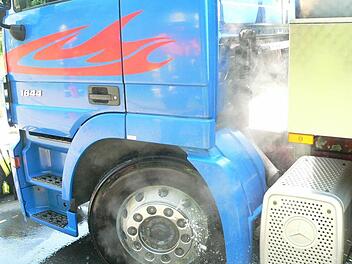 Heißer Reifen: Der Qualm verrät, dass hier fast der ganze Milchlaster abgebrannt wäre. Foto: privat