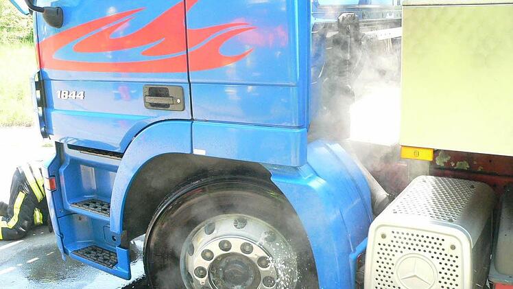 Heißer Reifen: Der Qualm verrät, dass hier fast der ganze Milchlaster abgebrannt wäre. Foto: privat