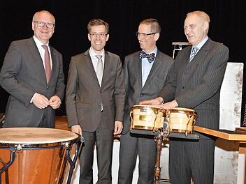 Schlagkräftige Verbindung: der neue Vorstand des Vereins "Freunde der Bamberger Symphoniker" zusammen mit dem Intendanten Marcus Rudolf Axt (2. v. l.). Von links Schatzmeister Stephan Kirchner, Axt, Schriftführer Jens Eue, Vorsitzender Heiner Kemmer  Foto: Ronald Rinklef