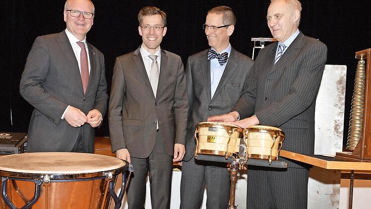 Schlagkräftige Verbindung: der neue Vorstand des Vereins "Freunde der Bamberger Symphoniker" zusammen mit dem Intendanten Marcus Rudolf Axt (2. v. l.). Von links Schatzmeister Stephan Kirchner, Axt, Schriftführer Jens Eue, Vorsitzender Heiner Kemmer  Foto: Ronald Rinklef