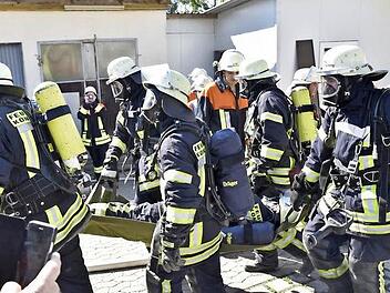 Geübt wurde die Rettung eines in Not geratenen Feuerwehrkameraden. Drückt der einen Notknopf, so stoppen alle anderen Gespräche auf Digitalfunk. Fotos: Gerold Snater