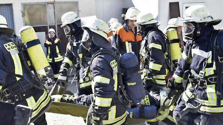 Geübt wurde die Rettung eines in Not geratenen Feuerwehrkameraden. Drückt der einen Notknopf, so stoppen alle anderen Gespräche auf Digitalfunk. Fotos: Gerold Snater
