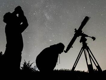 Roland Schülein (l.) und Roland Schneider suchen den Himmel nach sehenswerten Objekten ab. Am 10. September können das auch Gäste unter fachkundiger Anleitung tun. Foto: Daniel Förtsch