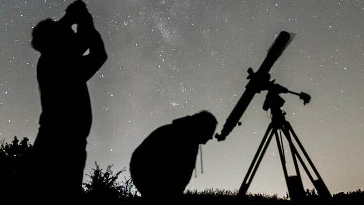 Roland Schülein (l.) und Roland Schneider suchen den Himmel nach sehenswerten Objekten ab. Am 10. September können das auch Gäste unter fachkundiger Anleitung tun. Foto: Daniel Förtsch