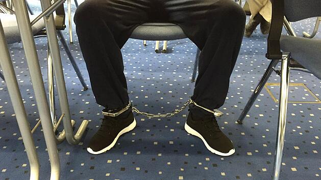 Der Angeklagte, der am Mittwoch mit Fu&szlig;fesseln im Gerichtssaal in Bamberg sa&szlig;, wehrt sich gegen die Vorw&uuml;rfe und spricht von Notwehr. Symbolbild: P. Groscurth