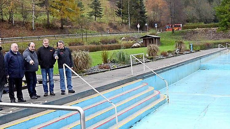 Am Schwimmbad Ludwigsstadt wurden die dringend notwendigen Sanierungsmaßnahmen diskutiert: Bürgermeister Timo Ehrhardt (v. l.), MdL Klaus Adelt, Hermann Feuerpfeil, Dritter Bürgermeister Hubert Bischoff und Bademeister Nicol Schinner waren vor Ort. Foto: K.- H. Hofmann