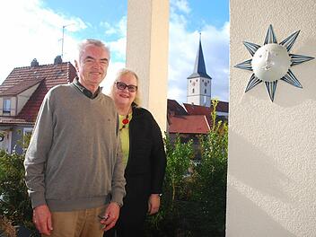 Sie sind im Herzen ihres Heimatortes geblieben: Josef und Elisabeth Ambros aus dem Balkon ihrer Wohnung mit Kirchturm-Blick Foto: gf