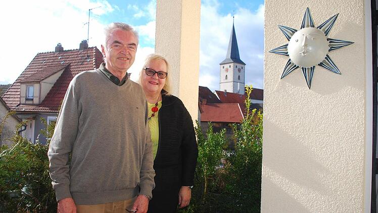 Sie sind im Herzen ihres Heimatortes geblieben: Josef und Elisabeth Ambros aus dem Balkon ihrer Wohnung mit Kirchturm-Blick Foto: gf