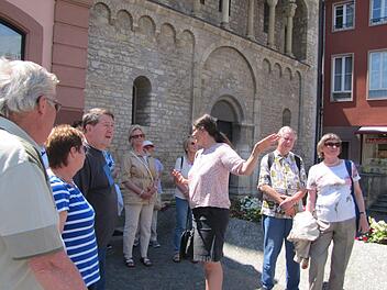 Gästeführerin Alexandra Rosenzweig mit der Coburger Gruppe vor dem geschichtsträchtigen Dom in Mainz. Der ist zurzeit herrenlos, der bisherige Bischof Karl Kardinal Lehmann ist zurückgetreten, der neue Bischof Peter Kohlgraf wird erst im August in sein Amt eingeführt. Foto: Martin Koch
