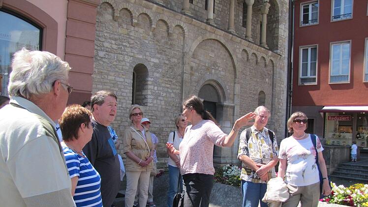 Gästeführerin Alexandra Rosenzweig mit der Coburger Gruppe vor dem geschichtsträchtigen Dom in Mainz. Der ist zurzeit herrenlos, der bisherige Bischof Karl Kardinal Lehmann ist zurückgetreten, der neue Bischof Peter Kohlgraf wird erst im August in sein Amt eingeführt. Foto: Martin Koch