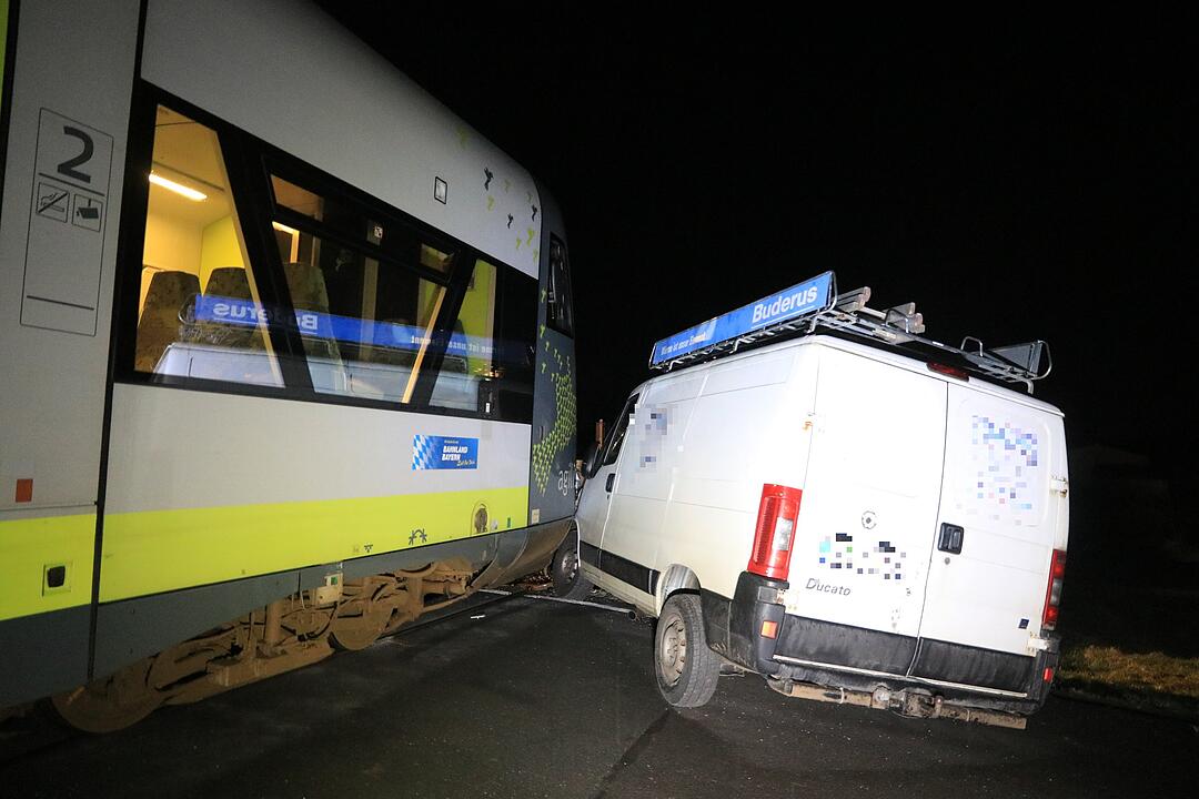 Zug gegen Lieferwagen - Bahnunfall zwischen Bamberg und Ebern