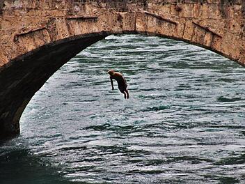 Es ist Sommer und viele Bamberger kühlen sich in der Regnitz oder dem Main-Donau-Kanal ab. Doch wie gefährlich ist der Badespaß? Und ist es überhaupt erlaubt? inFranken.de hat den Überblick.  Symbolbild: pixabay.com/pasja1000