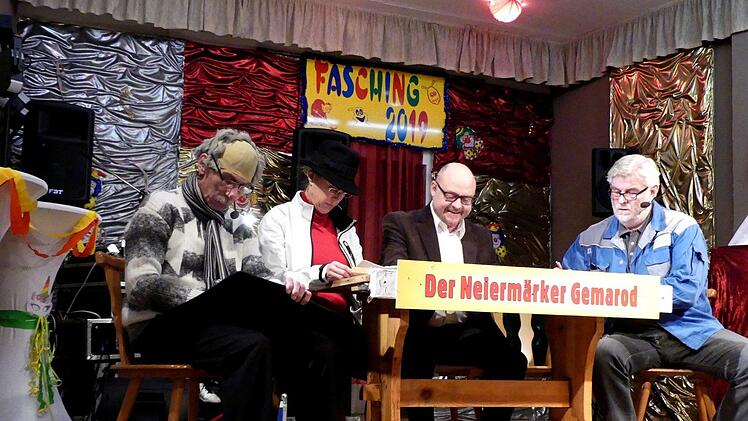 Stellvertretender Bürgermeister Alexander Wunderlich (Alex Hollweg, Zweiter von rechts) leitet die Sitzung des "Neiermärker Gemarod" (von rechts) Roland Fischer (Werner Reißaus), Sonja Promeuschel (Patricia Lerner), Ulrich Stelter (Alfred Wruck).Dieter Hübner