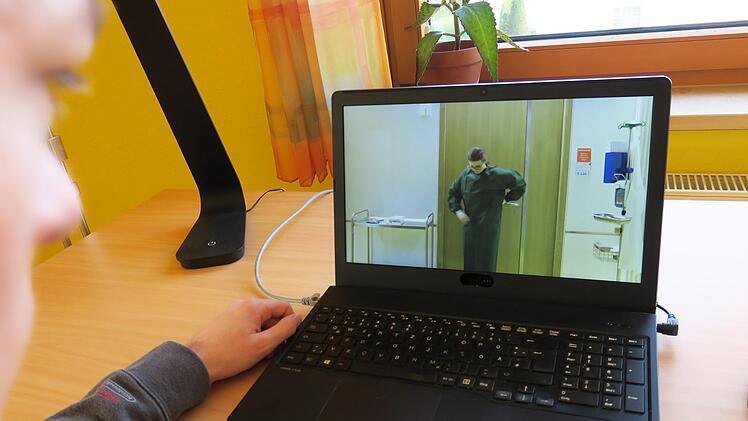 Ein Schulungsfilm des Universit&auml;tsklinikums Erlangen erkl&auml;rt das richtige An- und Ablegen einer pers&ouml;nlichen Schutzausr&uuml;stung. Foto: Bettina Dirauf