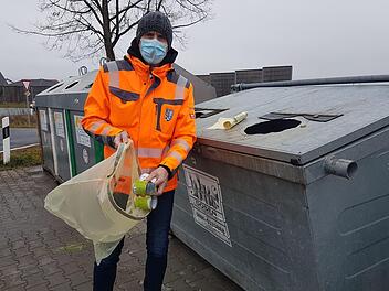 Weißblech und Aluminium werden künftig nicht mehr in Containern, sondern in Gelben Säcken entsorgt. "Die neue Regelung gilt ab dem 1. Januar", sagt Abfallberater Detlef Zenk. Foto: Alexander Hartmann