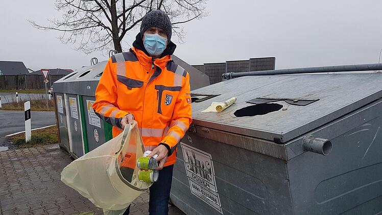 Weißblech und Aluminium werden künftig nicht mehr in Containern, sondern in Gelben Säcken entsorgt. "Die neue Regelung gilt ab dem 1. Januar", sagt Abfallberater Detlef Zenk. Foto: Alexander Hartmann