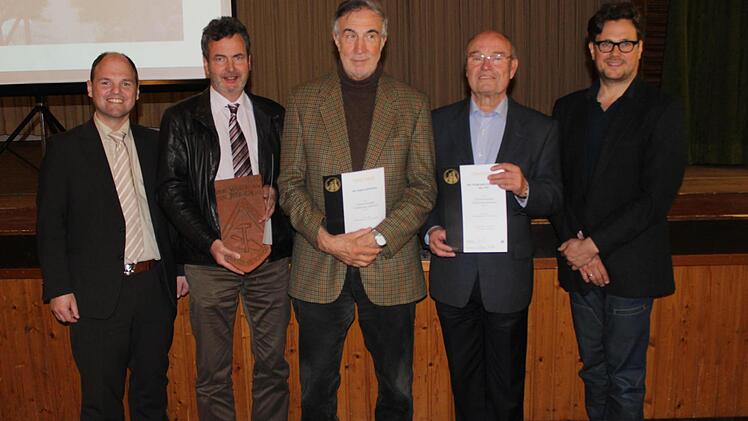 Schmuckziegel von Stifter MdL Hofmann an 2. Bürgermeister Nekolla, O. Müller (Altstadtfreunde) und Bürgerverein Albig für die Stadtgrabensanierung in Gräfenberg