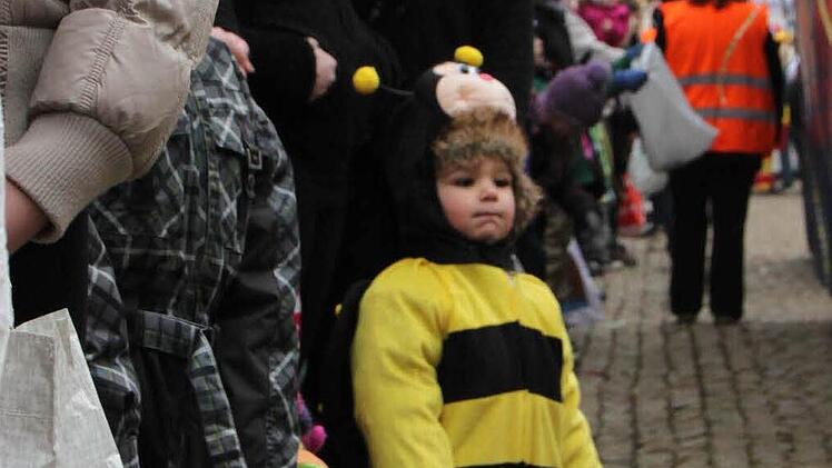 Mehr als 3000 Besucher jeden Alters feierten am Straßenrand mit.