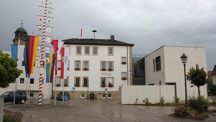 Ansicht des Rathauses vom Zolltorplatz aus gesehen