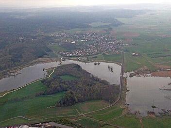 Der Goldbergsee mit dem Vogelschutzgebiet wird schon jetzt häufig überflogen, wenn Flugzeuge von der Brandensteinsebene starten. Allerdings liegt die Brandensteinsebene 130 Meter höher als der See. Der neue Flugplatz wäre in etwa auf gleichem Niveau, und viele Flugzeuge würden den See und die Glender Wiesen dann auch beim Landeanflug überqueren. Foto: Simone Bastian