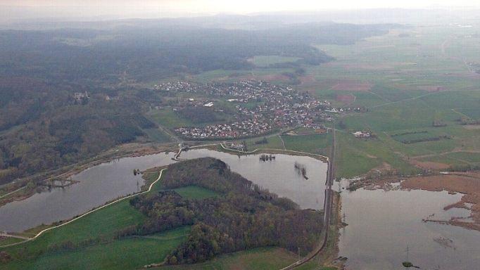 Der Goldbergsee mit dem Vogelschutzgebiet wird schon jetzt häufig überflogen, wenn Flugzeuge von der Brandensteinsebene starten. Allerdings liegt die Brandensteinsebene 130 Meter höher als der See. Der neue Flugplatz wäre in etwa auf gleichem Niveau, und viele Flugzeuge würden den See und die Glender Wiesen dann auch beim Landeanflug überqueren. Foto: Simone Bastian