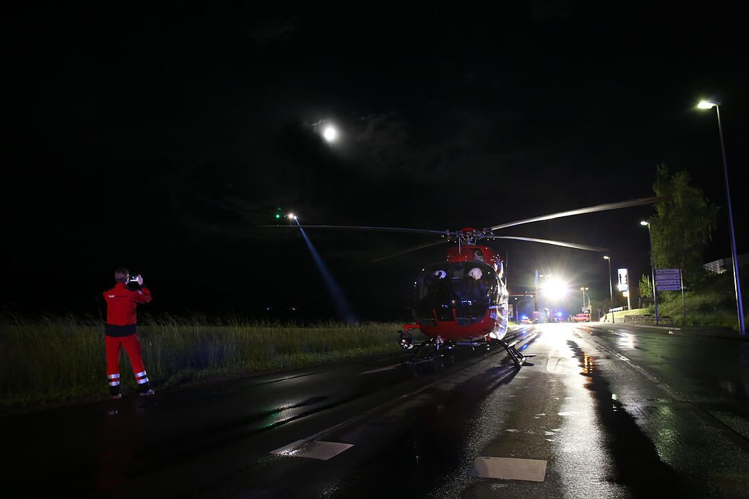 Auto kommt bei Hof von B15 ab