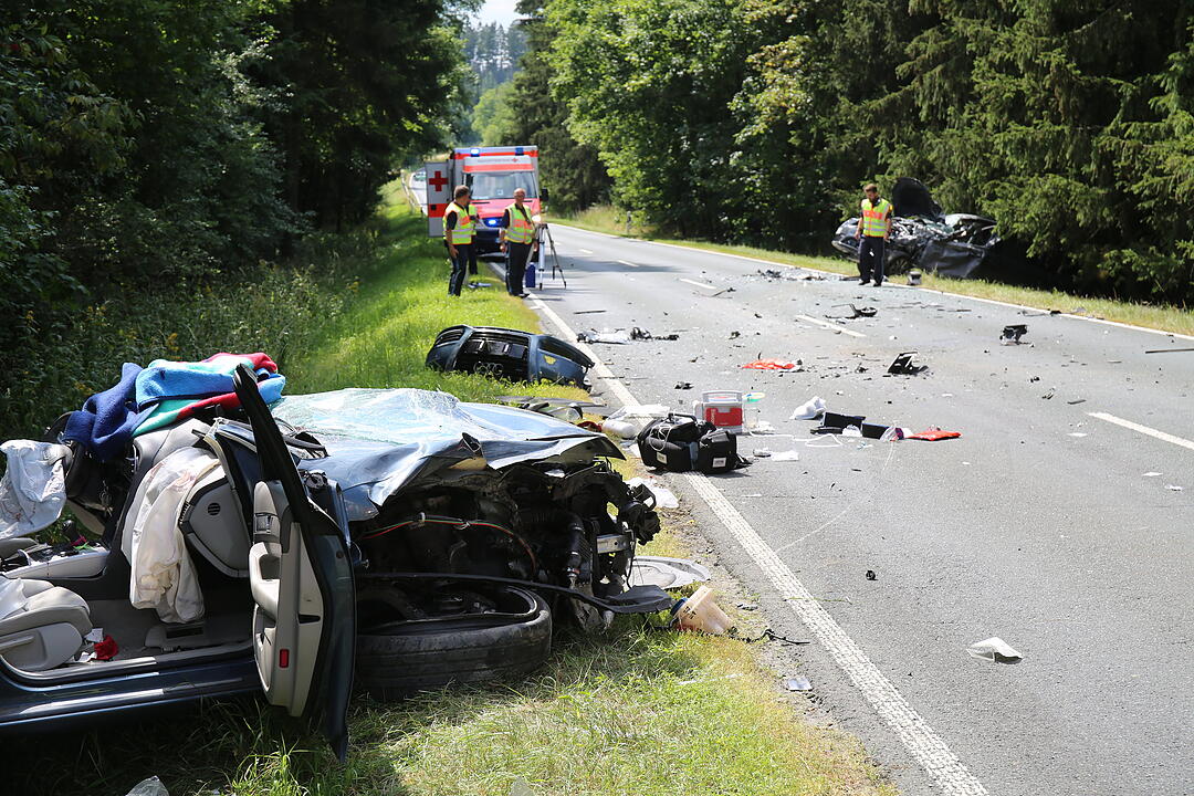 Frontalcrash in Oberfranken: Fahrer bei Unfall eingeklemmt und schwer verletzt