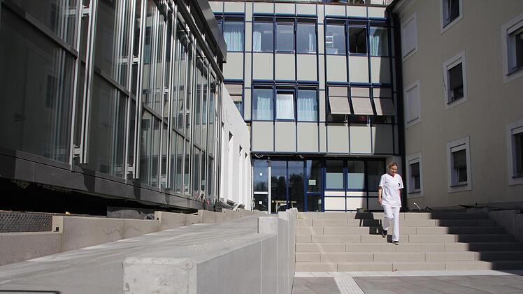 Der neu gemachte Haupteingang des Kreiskrankenhauses St. Anna in Höchstadt. Foto: Christian Bauriedel