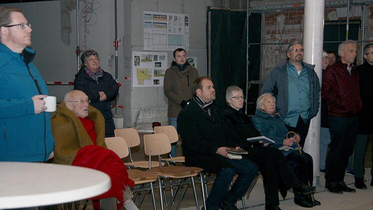 Der ehemalige Schulleiter Robert Noppenberger war ebenso gekommen wie die ehemalige Oberlehrerin Elisabeth Karpstein