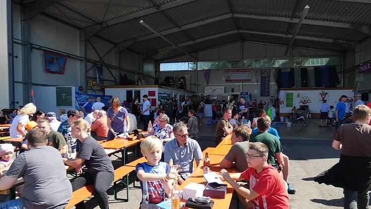 Groß war der Zuspruch beim "Tag der offenen Tür" zum Jubiläum des Fallschirm-Sport-Zentrums Haßfurt e. V. Foto: Christian Licha