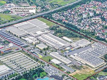 Die Fläche des Hallstadter Michelinwerks (ungefähre Ausmaße siehe rote Linie) entspricht etwa 33 Fußballfeldern. Luftbild: Ronald Rinklef