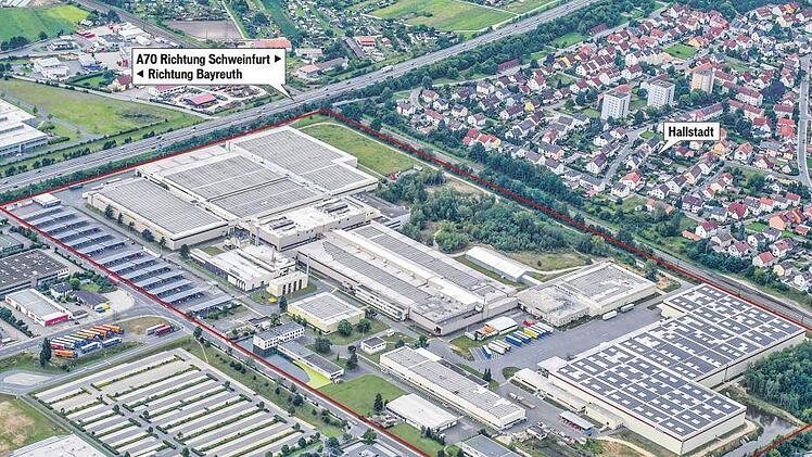Die Fläche des Hallstadter Michelinwerks (ungefähre Ausmaße siehe rote Linie) entspricht etwa 33 Fußballfeldern. Luftbild: Ronald Rinklef