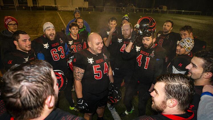 Harte Jungs, weicher Kern: Zusammenhalt ist  den Bucks wichtig. "Du bist voneinander abh&auml;ngig,  das schwei&szlig;t zusammen.    Das ist  f&uuml;r mich die Faszination an diesem Sport", sagt Linebacker Tobias Vorreiter.