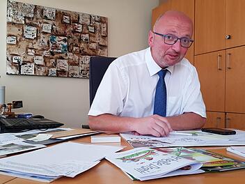 Markus Oppelt brütet über den Plänen für den Container-Kindergarten. Ein benachbartes Grundstück aus seinem Privatbesitz will er als Spielfläche für die Kinder zur Verfügung stellen.  Foto: Eckehard Kiesewetter