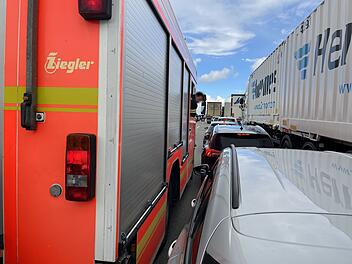 A9 bei Bayreuth: Unfall zwischen Auto und zwei Lastwagen