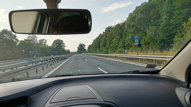 Werneck: Unbekannter verursacht Unfall auf A7 - und legt dann den R&uuml;ckw&auml;rtsgang ein