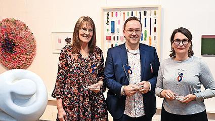 Preistr&auml;ger: Nicola Schnier mit ihrer Skulptur aus Carraramarmor Beziehung I, der Konzeptk&uuml;nstler Achim Weinberg, der mit Lockenwicklern arbeitet, und die konkrete K&uuml;nstlerin Simone Hamann.