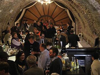 Die erste Hammelburger Weinmesse in der Wandelbar war ein voller Erfolg. Alles passte: Ambiente, Stimmung und fachliche Infos. Fotos: Gerd Schaar