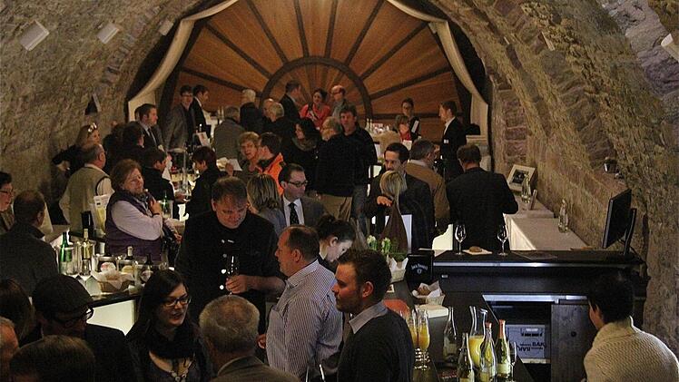 Die erste Hammelburger Weinmesse in der Wandelbar war ein voller Erfolg. Alles passte: Ambiente, Stimmung und fachliche Infos. Fotos: Gerd Schaar