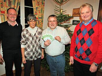 Mit einer Spende in Höhe von jeweils 700 Euro leistet die Theatergruppe Fischbach-Höchstädten unbürokratische Hilfe für Mitmenschen in schwierigen Lebenslagen. Jochen Horn (links) und Heinrich Deringer (Zweiter von rechts) übergaben die finanzielle Zuwendung an Rachilde Neugebauer (Zweite von links), Geschäftsführerin der Lebenshilfe Ebern, und an Helmut Will (rechts), Außenstellenleiter Haßberge des "Weißen Rings". Foto: Michael Will