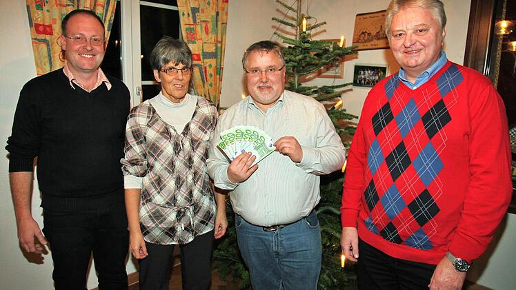 Mit einer Spende in Höhe von jeweils 700 Euro leistet die Theatergruppe Fischbach-Höchstädten unbürokratische Hilfe für Mitmenschen in schwierigen Lebenslagen. Jochen Horn (links) und Heinrich Deringer (Zweiter von rechts) übergaben die finanzielle Zuwendung an Rachilde Neugebauer (Zweite von links), Geschäftsführerin der Lebenshilfe Ebern, und an Helmut Will (rechts), Außenstellenleiter Haßberge des "Weißen Rings". Foto: Michael Will