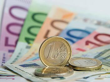 Mit großer Mehrheit wurde am Freitag der Kreishaushalt verabschiedet. Der Vermögenshaushalt mit den Investitionen hat ein Gesamtvolumen von 9,66 Millionen Euro. Im Verwaltungshaushalt für den laufenden Betrieb sind mit Einnahmen und Ausgaben 63,3 Millionen Euro veranschlagt. Archivbild: dpa