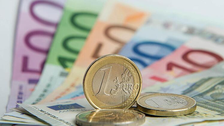 Mit großer Mehrheit wurde am Freitag der Kreishaushalt verabschiedet. Der Vermögenshaushalt mit den Investitionen hat ein Gesamtvolumen von 9,66 Millionen Euro. Im Verwaltungshaushalt für den laufenden Betrieb sind mit Einnahmen und Ausgaben 63,3 Millionen Euro veranschlagt. Archivbild: dpa