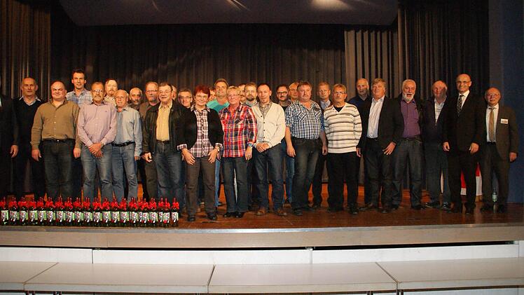 Für 100 Blutspenden bei BRK-Blutspendeterminen dankte diesen Männern und Frauen unter anderem BRK-Kreisgeschäftsführer Dieter Greger (rechts).