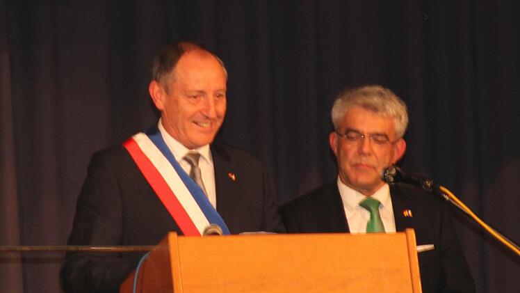 Bürgermeister Jean-Michael Catelinois (links) bei seiner Ansprache mit Übersetzer Joachim Friedsam.